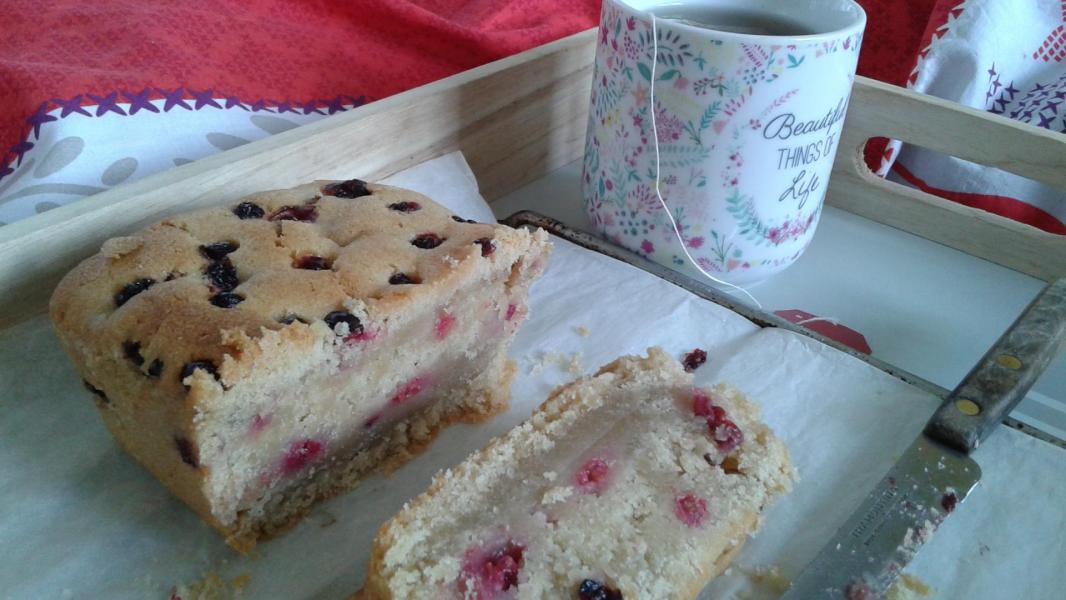 Cake moelleux aux fruits rouges